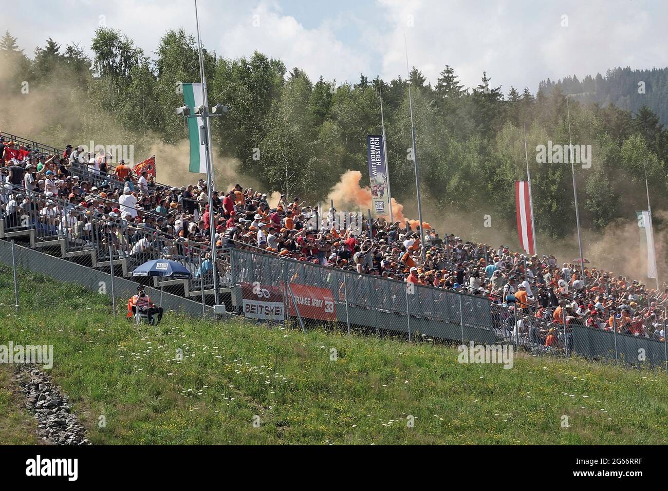 3 Juli 21 Red Bull Ring Spielberg Formel 1 Bwt Grosser Preis Von Osterreich 21 Im Bild Zuschauer Auf Den Tribunen In Spielberg Stockfotografie Alamy