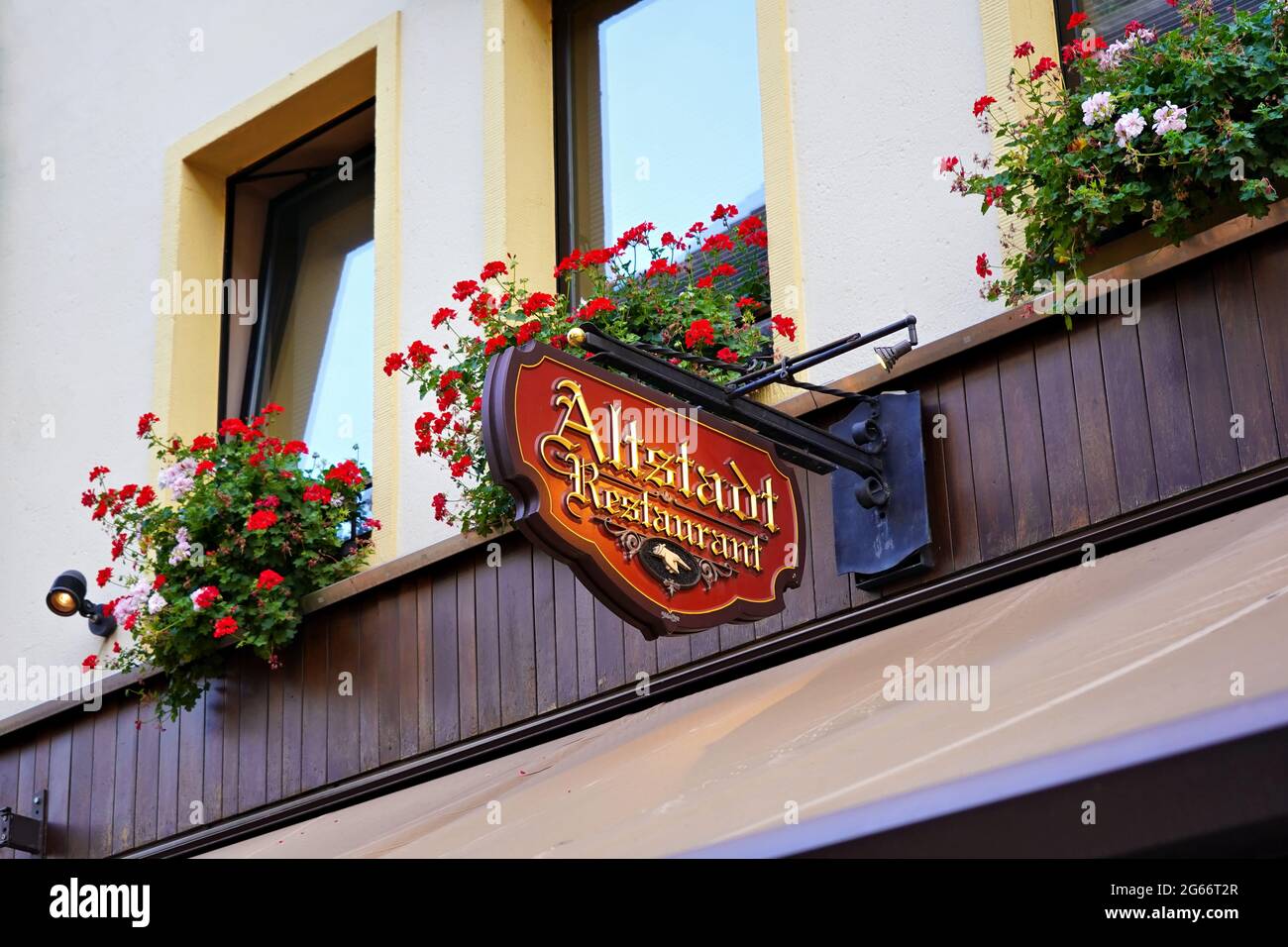 Vintage-Logo eines traditionellen deutschen Restaurants in der Düsseldorfer Altstadt. Stockfoto