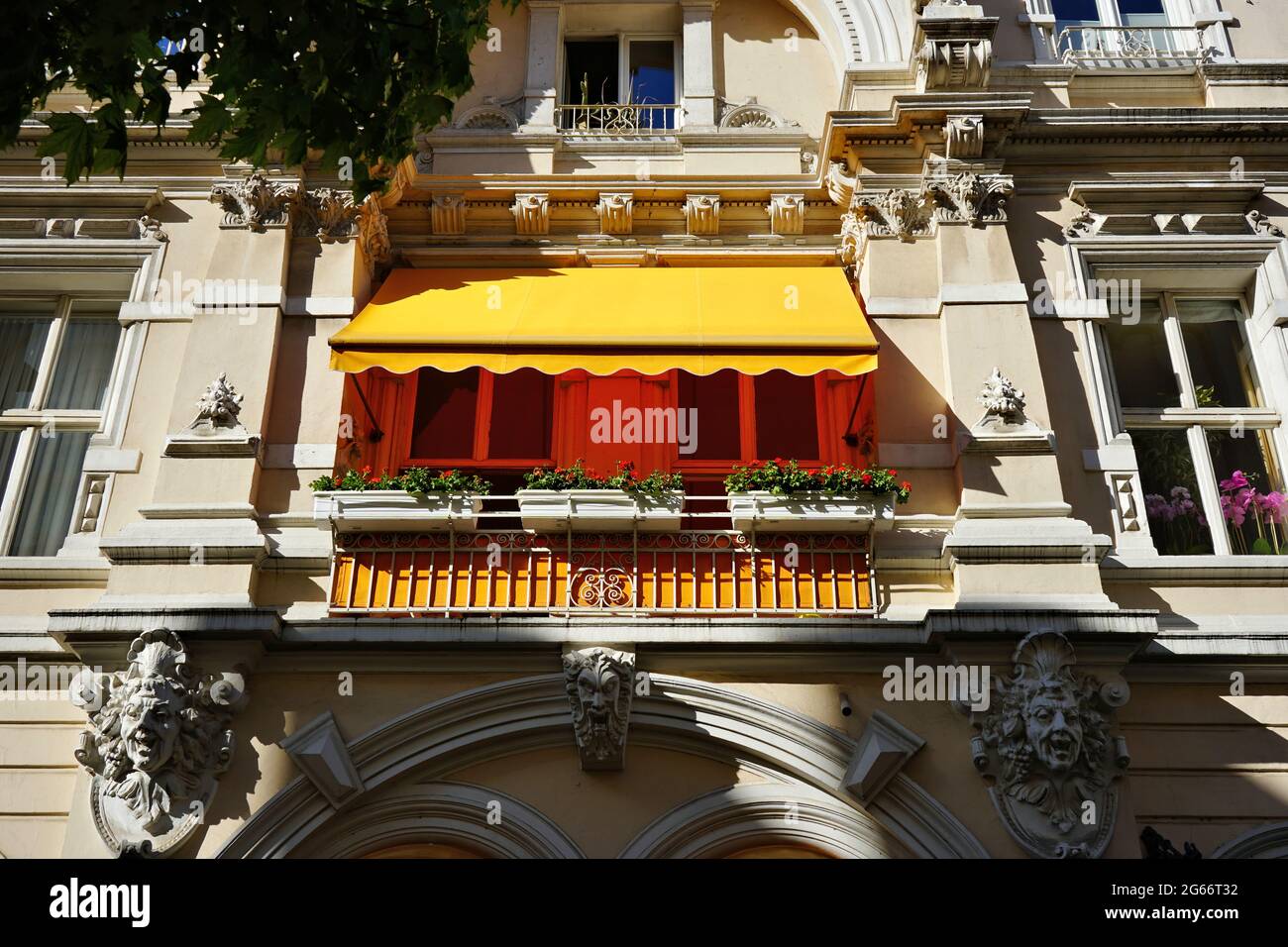 Schönes altes Privathaus in Deutschland mit orangefarbener Markise. Stockfoto