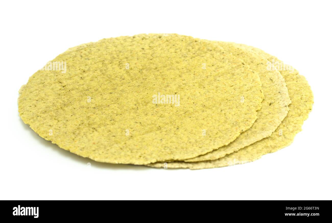 Grüne Spinat Glutenfrei Tortillas auf weißem Hintergrund Stockfoto