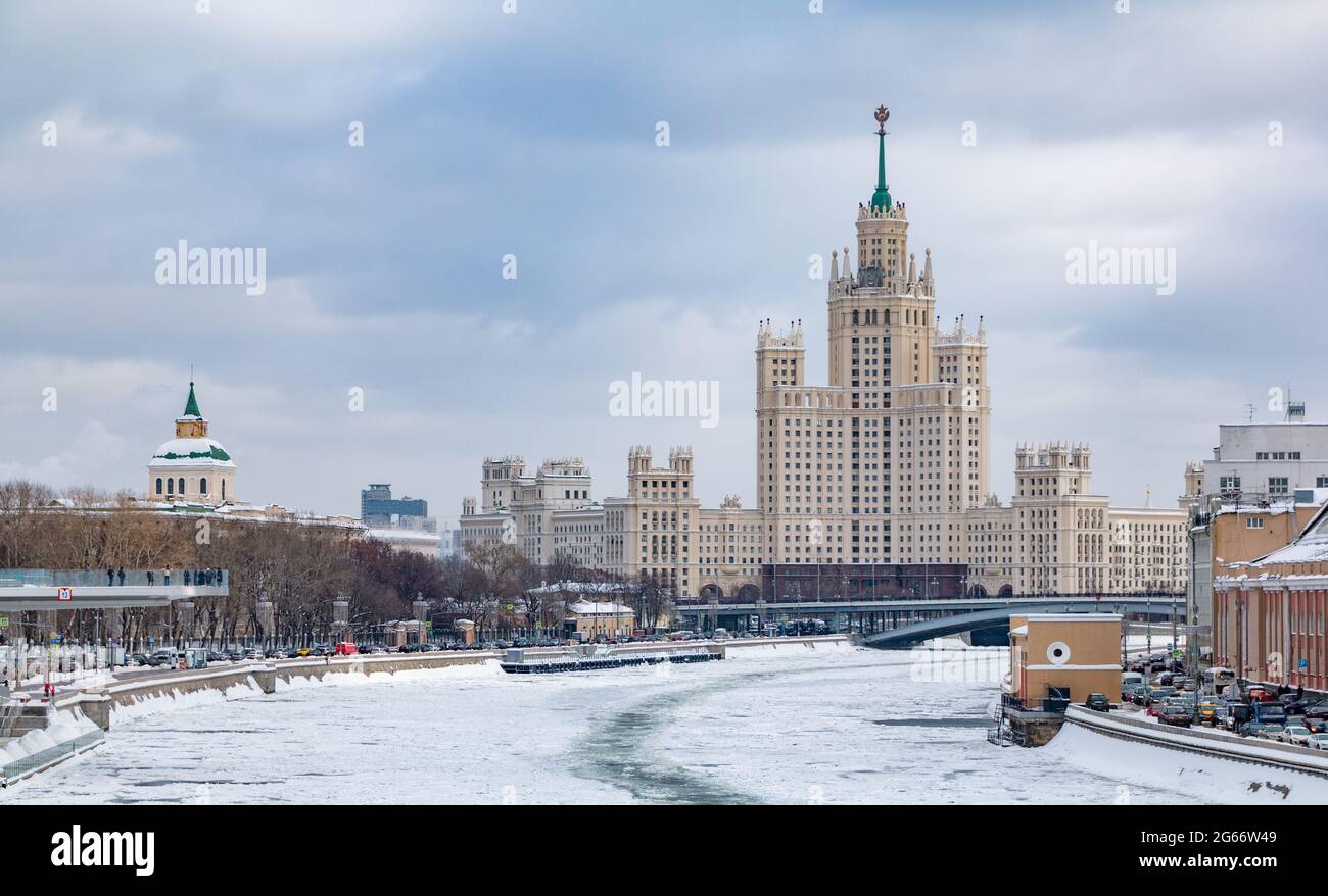 Ein Bild des Kotelnicheskaya Embankment Building im Winter. Stockfoto