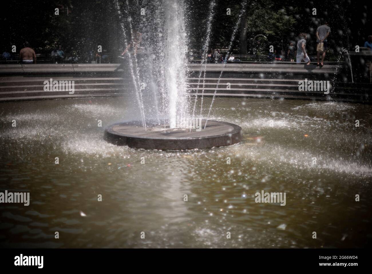 Der überraschend leere Brunnen im Washington Square Park in New York am Dienstag, den 29. Juni 2021. Es wird erwartet, dass die Temperaturen bis Mittwoch in den 90Õs steigen werden, wobei der Òreal feelÓ über 100 Grad beträgt. (© Richard B. Levine) Stockfoto