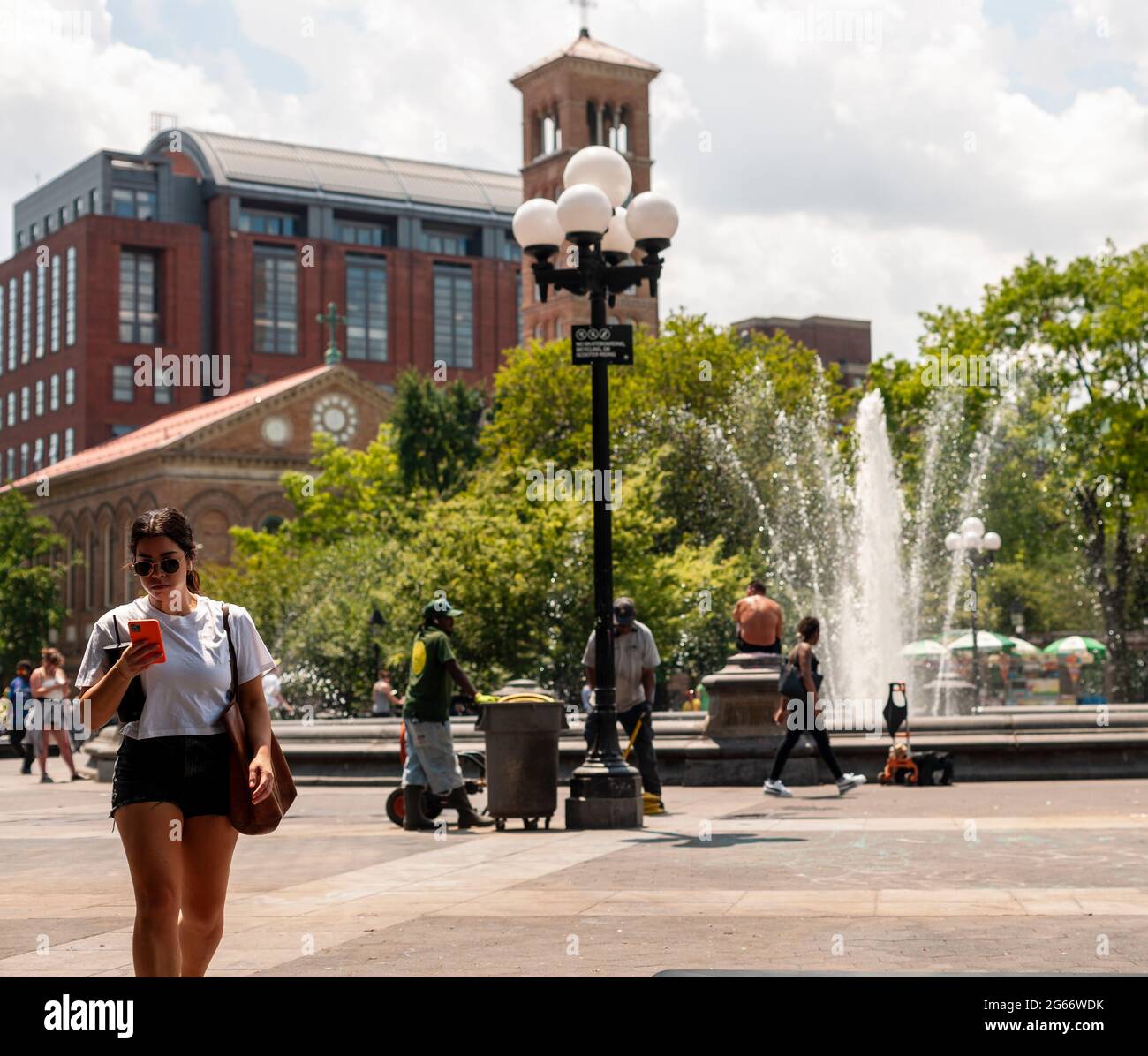 Besucher des Washington Square Park in New York am Dienstag, den 29. Juni 2021. Es wird erwartet, dass die Temperaturen bis in die 90er Jahre bis Mittwoch ansteigen werden, mit einem „echten Gefühl“ von über 100 Grad. (© Richard B. Levine) Stockfoto