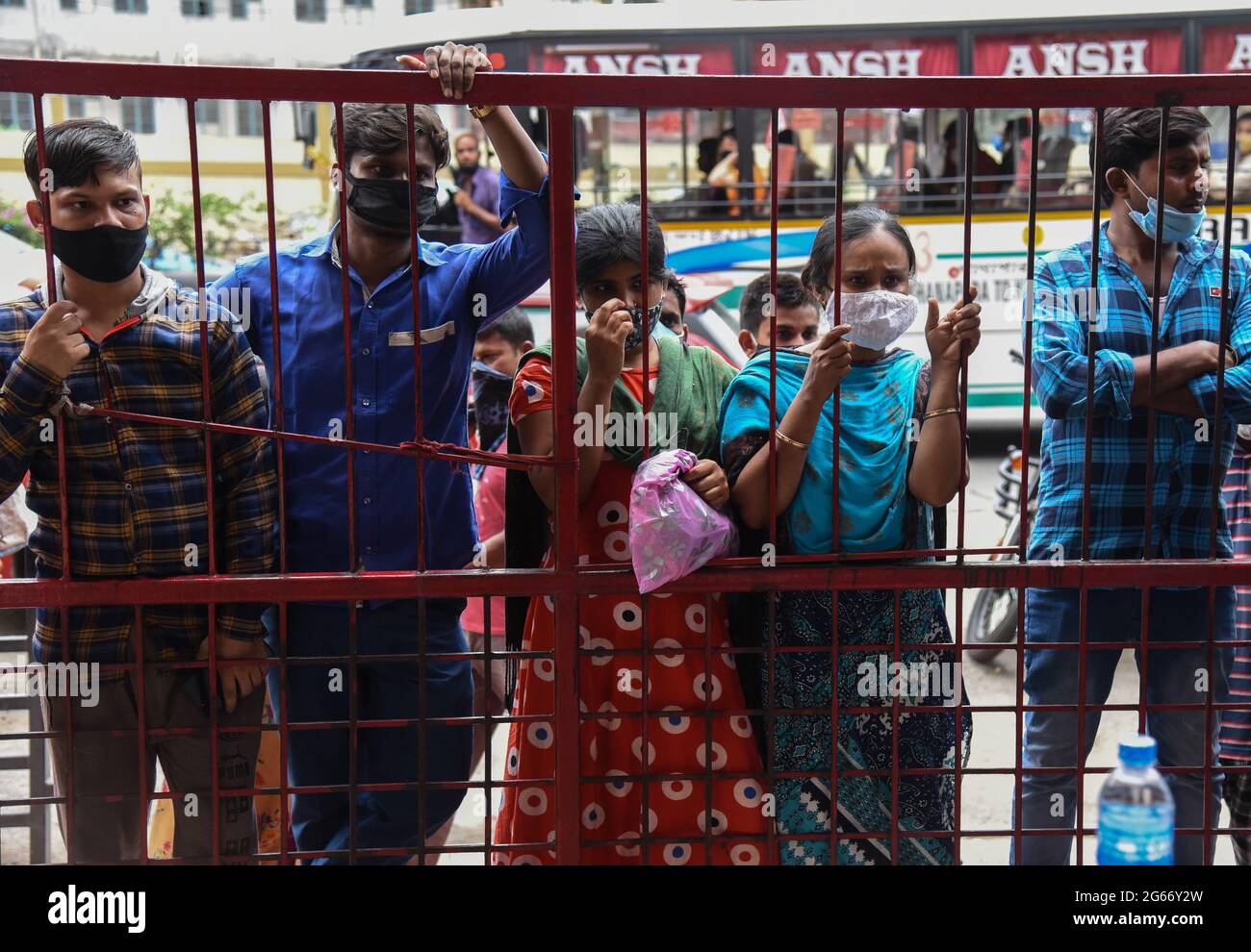 Guwahati, Indien. Juli 2021. Menschen, die auf eine Impfung gegen die Coronavirus-Krankheit Covid-19 in Guwahati warten. Quelle: David Talukdar/ZUMA Wire/Alamy Live News Stockfoto
