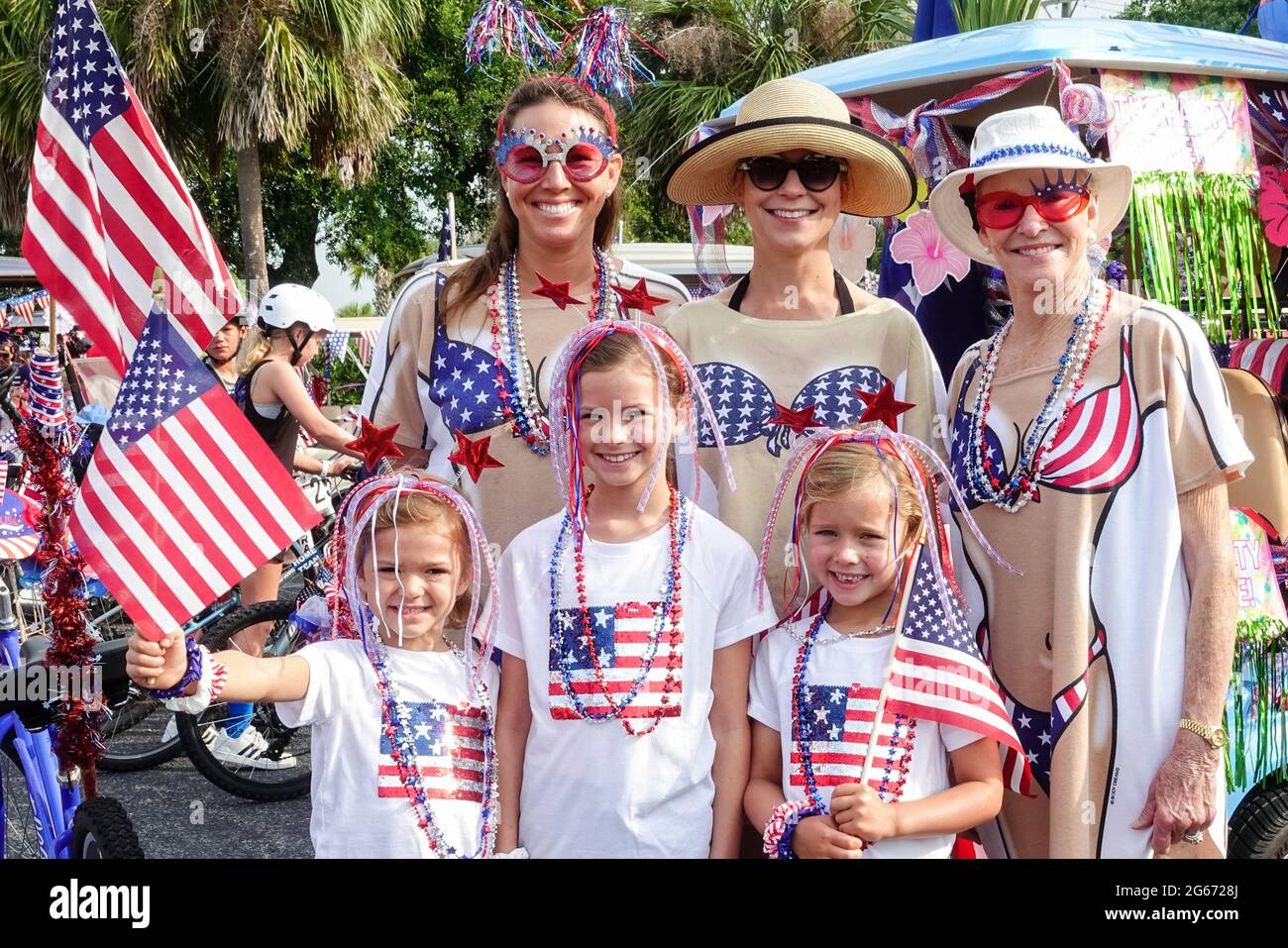 Sullivans Island, South Carolina, USA. Juli 2021. Eine Familie in patriotischen Kostümen während der jährlichen Fahrrad- und Golfwagen-Parade zum Unabhängigkeitstag am 3. Juli 2021 in Sullivans Island, South Carolina. Quelle: Planetpix/Alamy Live News Stockfoto