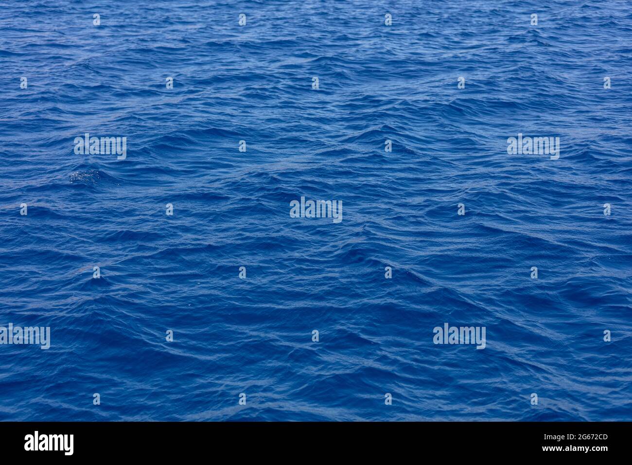 Tiefblaue Wasseroberfläche des Ozeans. Geriffeltes Meer, kleine Wellen im Hintergrund, Nahaufnahme oben. Mittelmeer, Ägäisches Archipel, Kykladen-Inseln G Stockfoto