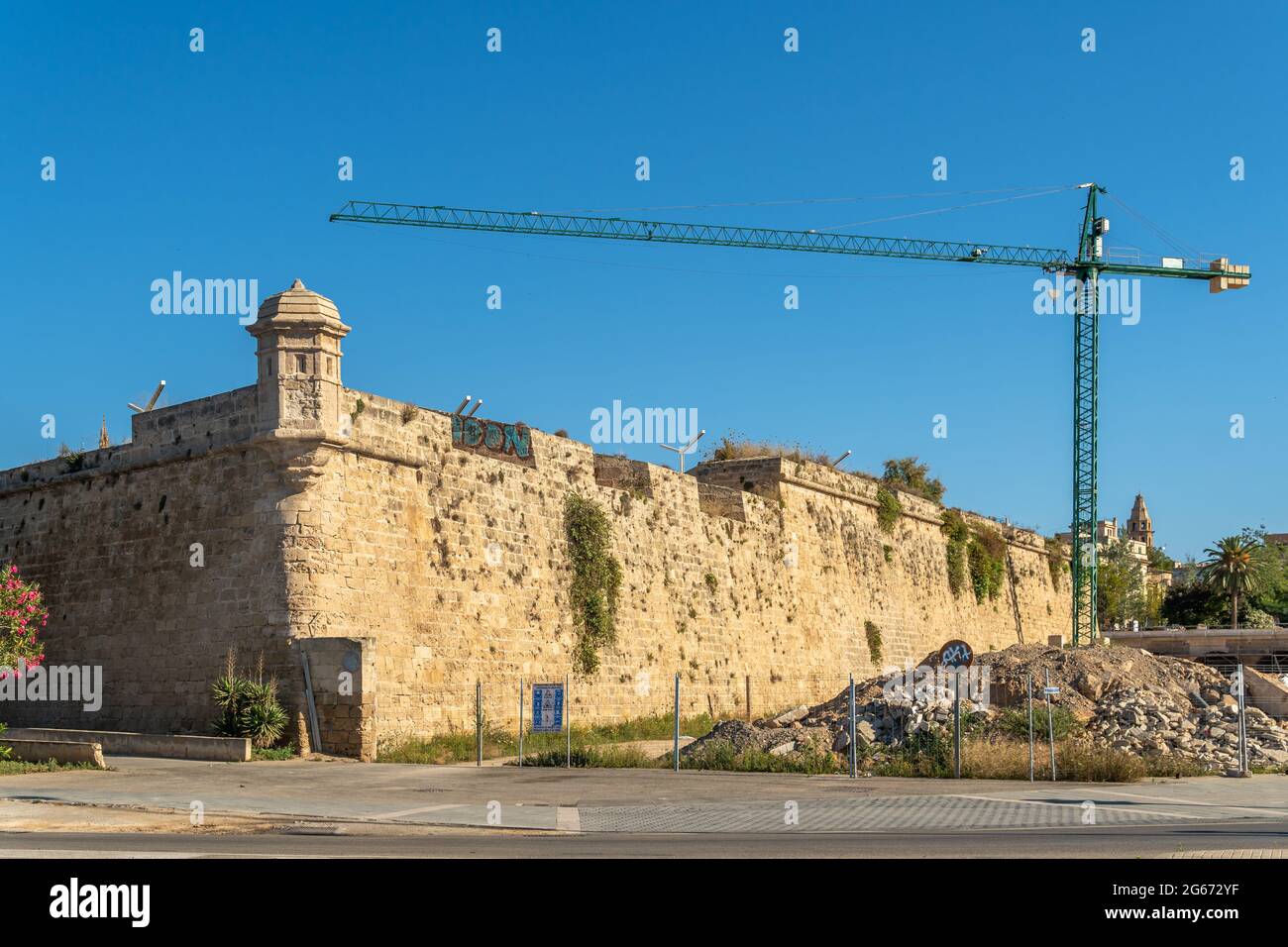 Palma de Mallorca, Spanien; 25 2021. juni: Alte mittelalterliche Steinmauern der Stadt Palma de Mallorca mit einem Metallbaukran restauriert Stockfoto