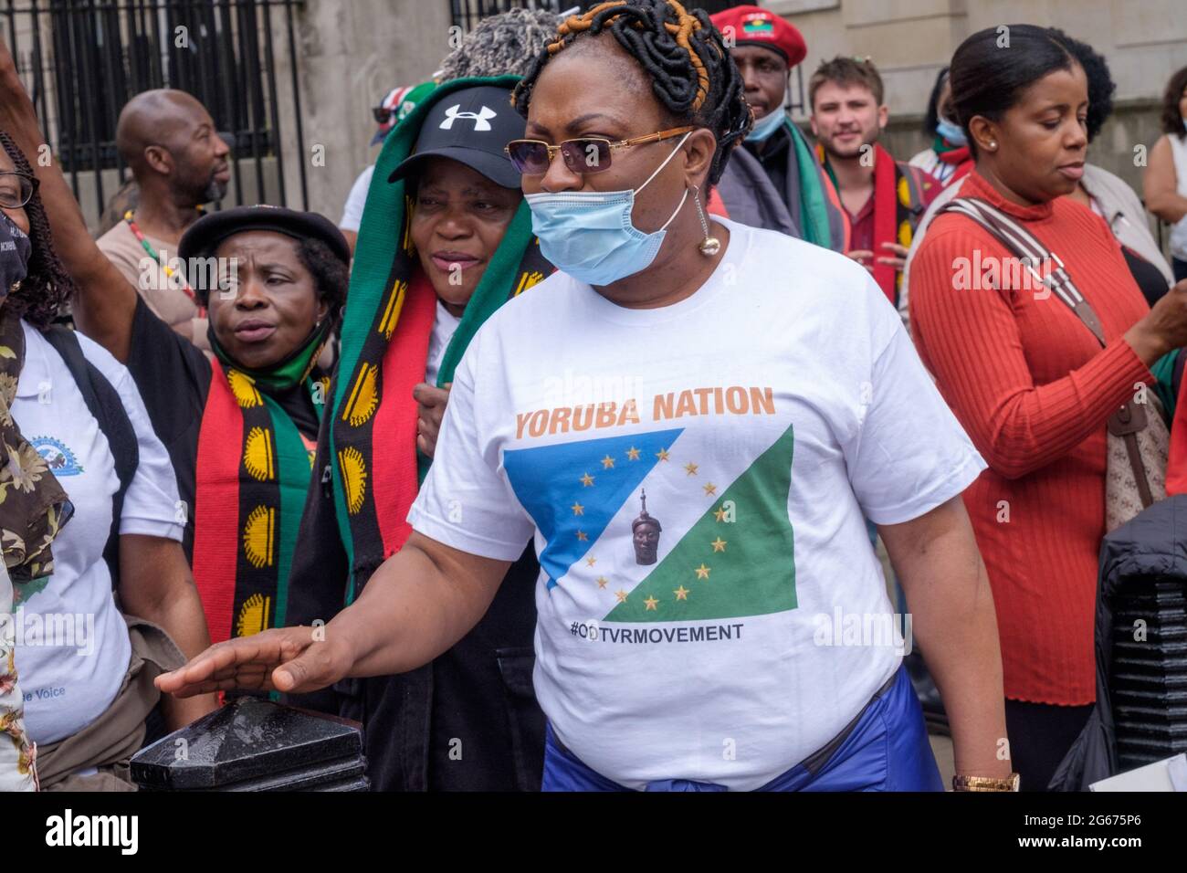 London, Großbritannien. Juli 2021. Nigerianer protestieren in der Downing Street für die Freilassung von Nnamdi Kanu, dem Führer der indigenen Bevölkerung von Biafra (IPOB), ein Ende der Gewalt gegen das biafranische Volk und für die drei Stämme Nigeriens, Igbo, Yoruba und Hausa, einen separaten Staat. Kanu wurde am vergangenen Sonntag in Kenia verhaftet und an Nigeria ausgeliefert. Er war 2015 aus dem Land geflohen, nachdem er wegen verschiedener Vergehen angeklagt worden war und hatte im Süden Londons gelebt. Die nigrische Regierung behauptet, er habe Sendungen aus dem Ausland gemacht, die Gewalt gegen den Staat anstacheln. Peter Marshall/Alamy Live News Stockfoto