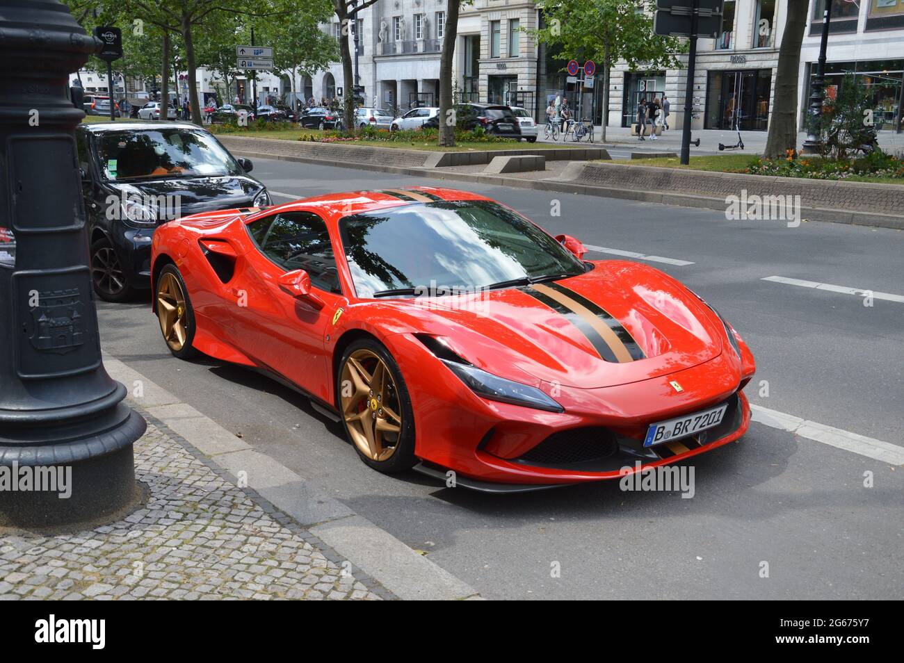 Luxus Ferrari Auto am Kurfürstendamm in Berlin, Deutschland - Juli 2 2021. Stockfoto