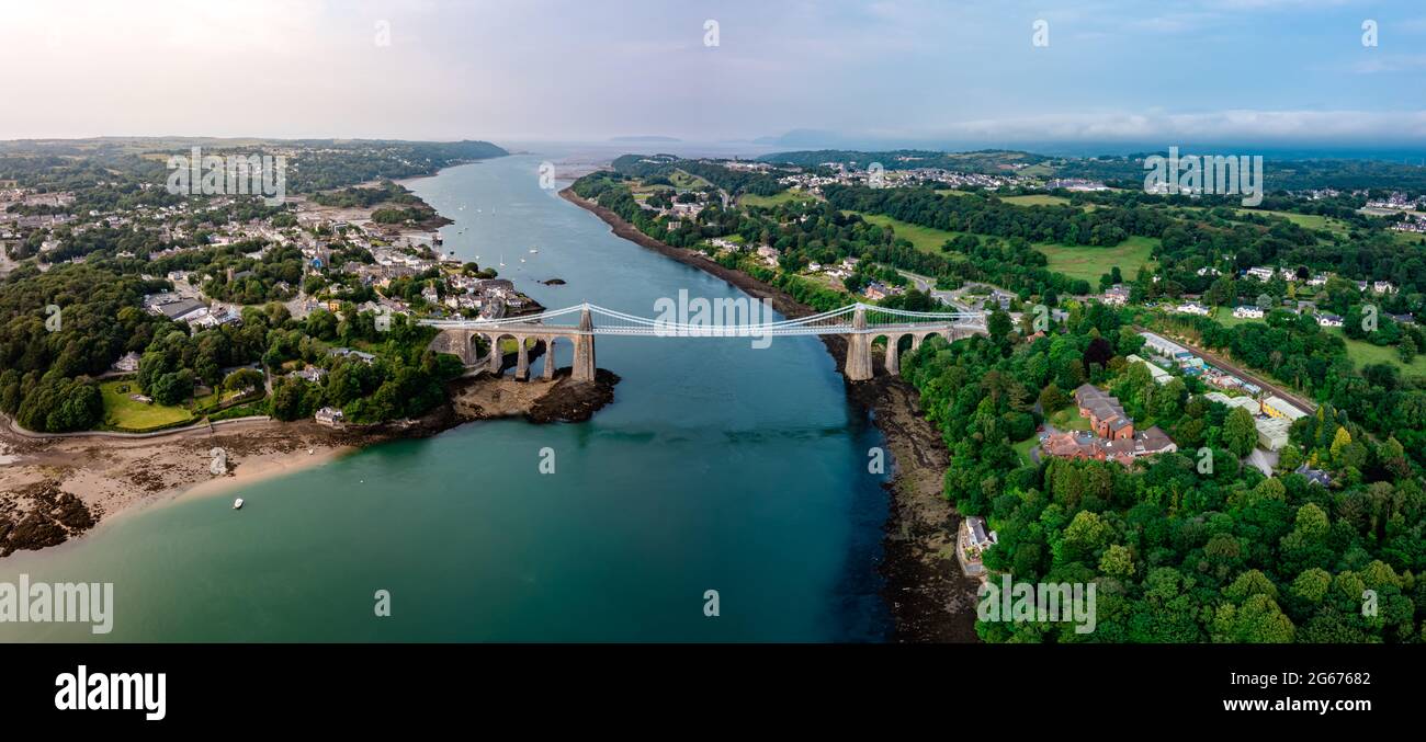 Luftaufnahme von Telford's Hängebrücke über die Menai Starights - Wales, Großbritannien. Stockfoto