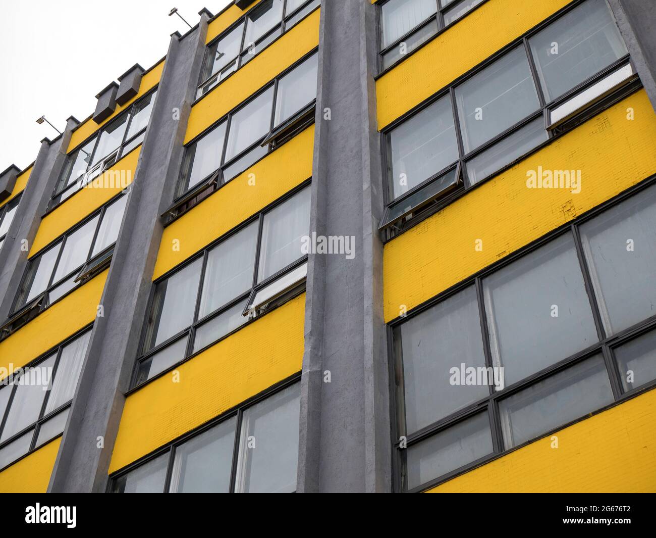 Geometrische Fassade des Gebäudes in den Farben 2021. Gelbe und graue Wand. Farbkonzept für das Jahr Stockfoto
