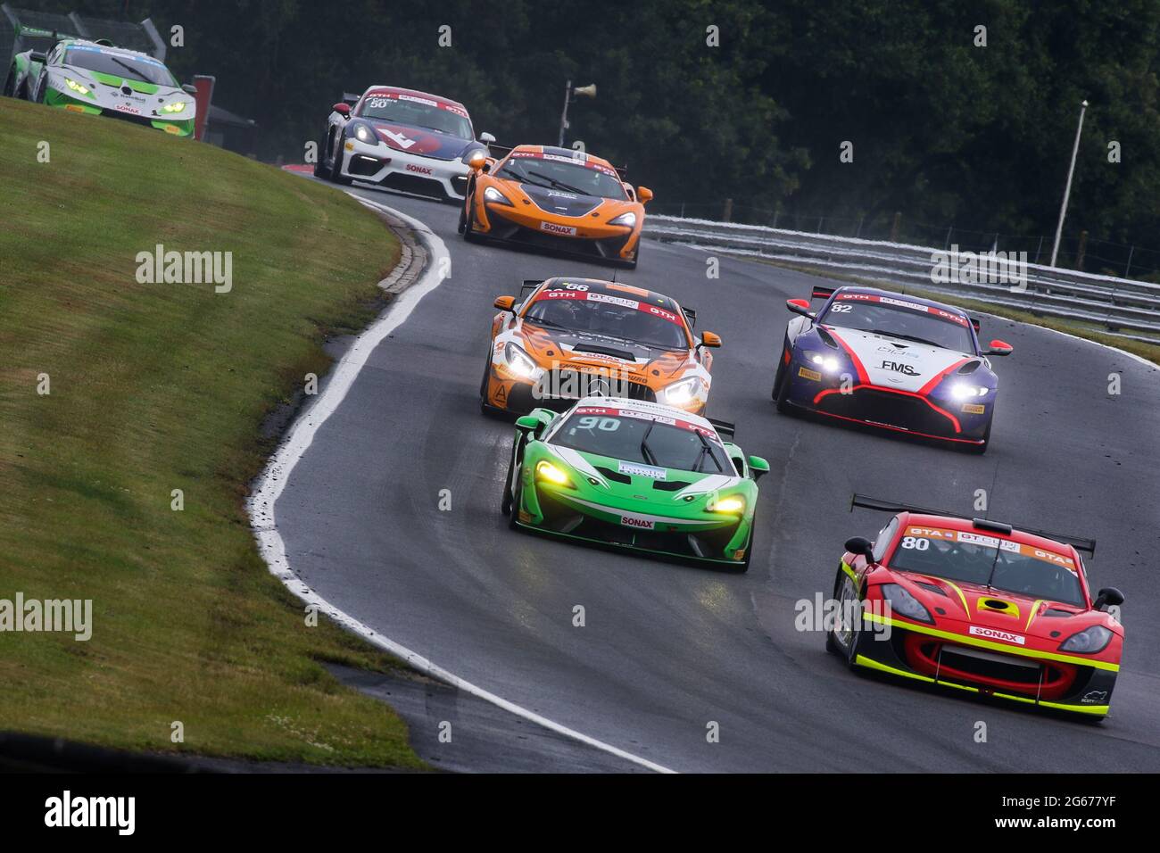 Oulton Park, Hes-Hire, Großbritannien. Juli 2021. Scott Sport Ginetta G55 Supercup ( 80 ) mit Craig Wilkins/Aaron Scott (Pro) führt Balfe Motorsport McLaren 570S GT4 ( 90 ) mit Mike Price/Callum Macleod (Pro) während der GT Cup Championship am 03. Juli 2021 in Oulton Park, in der englischen Grafschaft Censhire, an. Foto von Jurek Biegus. Quelle: Jurek Biegus/Alamy Live News Stockfoto