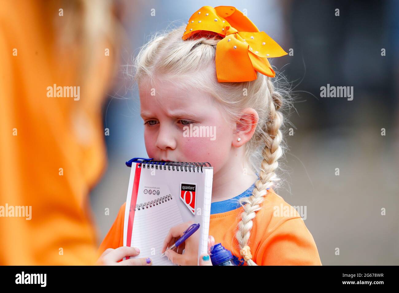 ZEIST, NIEDERLANDE - 3. JULI: Ein junger Fan der Niederlande wartet auf ein Zeichen eines Spielers während der Trainingseinheit der Frauen der niederländischen Fußballnationalmannschaft auf dem KNVB Campus am 3. Juli 2021 in Zeist, Niederlande (Foto: Broer van den Boom/Orange Picches) Stockfoto