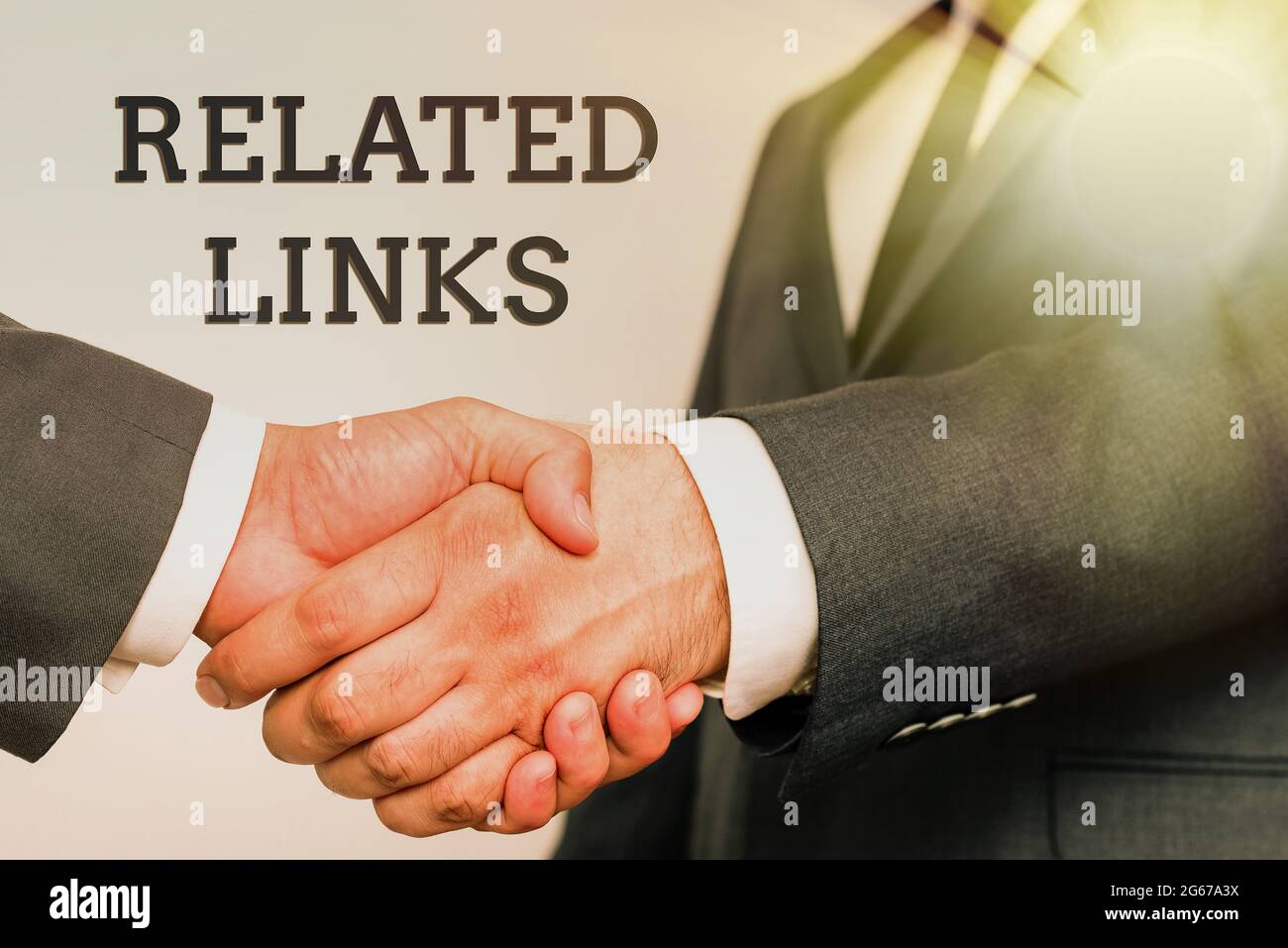 Links zu handschriftlichen Texten. Konzept Bedeutung Website innerhalb einer Webseite Querverweise Hotlinks Hyperlinks zwei professionell gut gekleidete Unternehmen Stockfoto