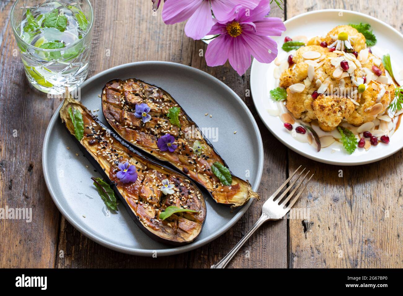 Vegane Gerichte mit Miso Aubergine und geröstetem Blumenkohl Stockfoto