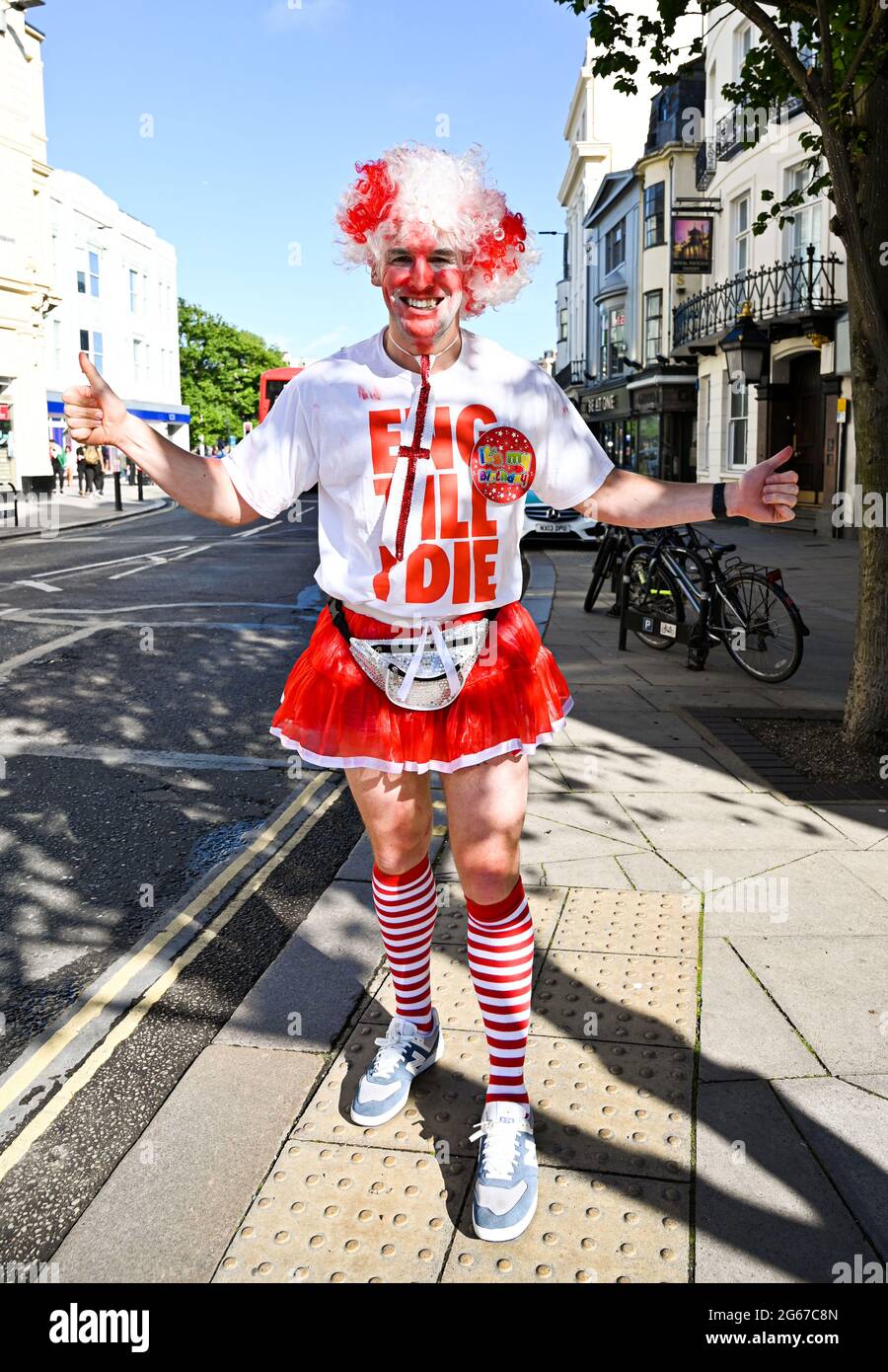 Brighton UK 3. Juli 2021 - ein England-Fan in Brighton vor dem Viertelfinale der Europameisterschaft gegen die Ukraine : Credit Simon Dack / Alamy Live News Stockfoto