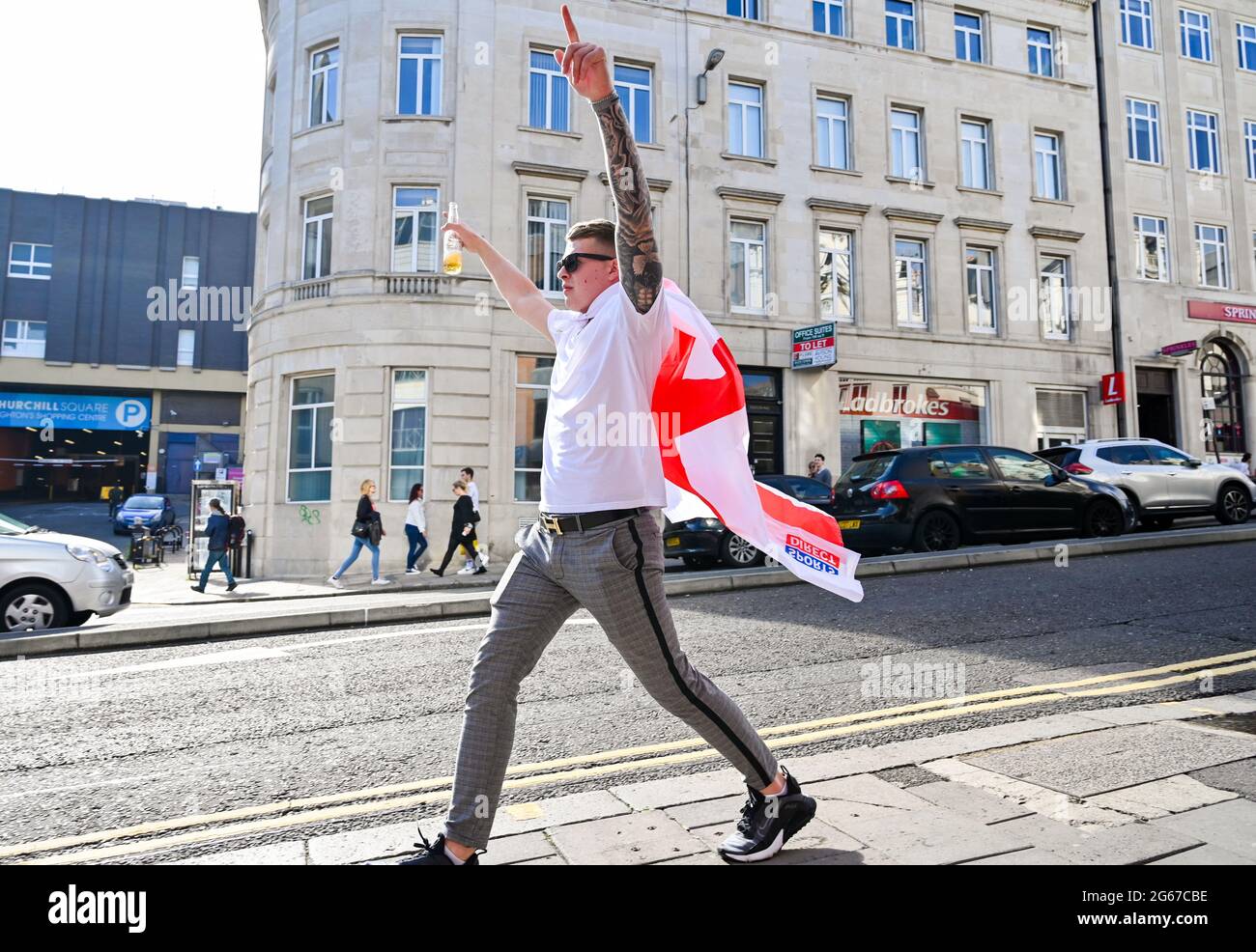 Brighton UK 3. Juli 2021 - ein England-Fan in Brighton vor dem Viertelfinale der Europameisterschaft gegen die Ukraine : Credit Simon Dack / Alamy Live News Stockfoto