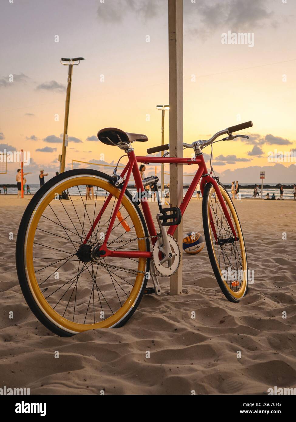Rotes Retro-Trekkingrad am Strand Stockfoto