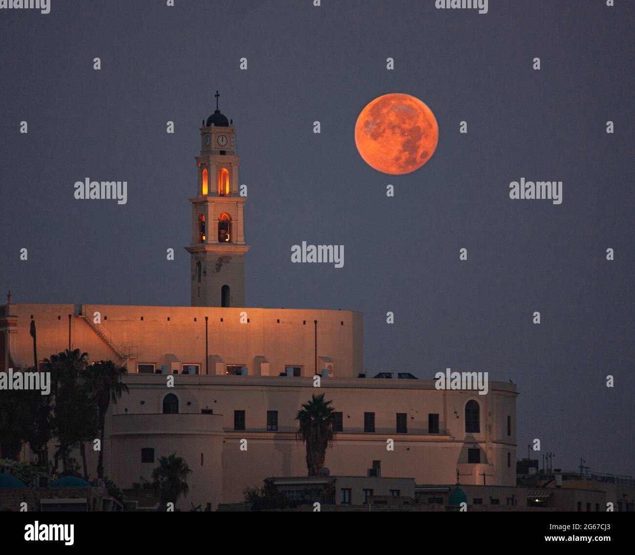 Blood Moon neben einem Uhrenturm Stockfoto