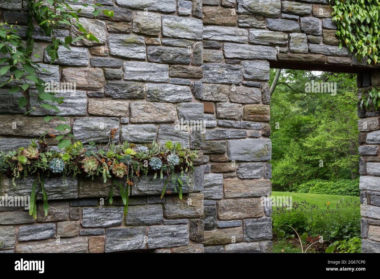 Wayne, Pennsylvania, USA. Chanticleer Garden, Mauerwerk in der Ruine. Stockfoto