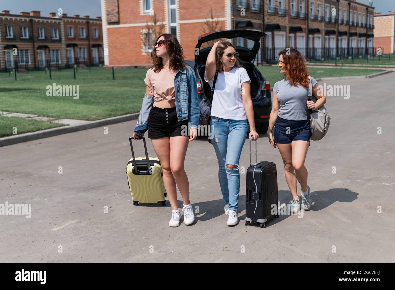 Drei Freunde fahren mit dem Auto Stockfoto