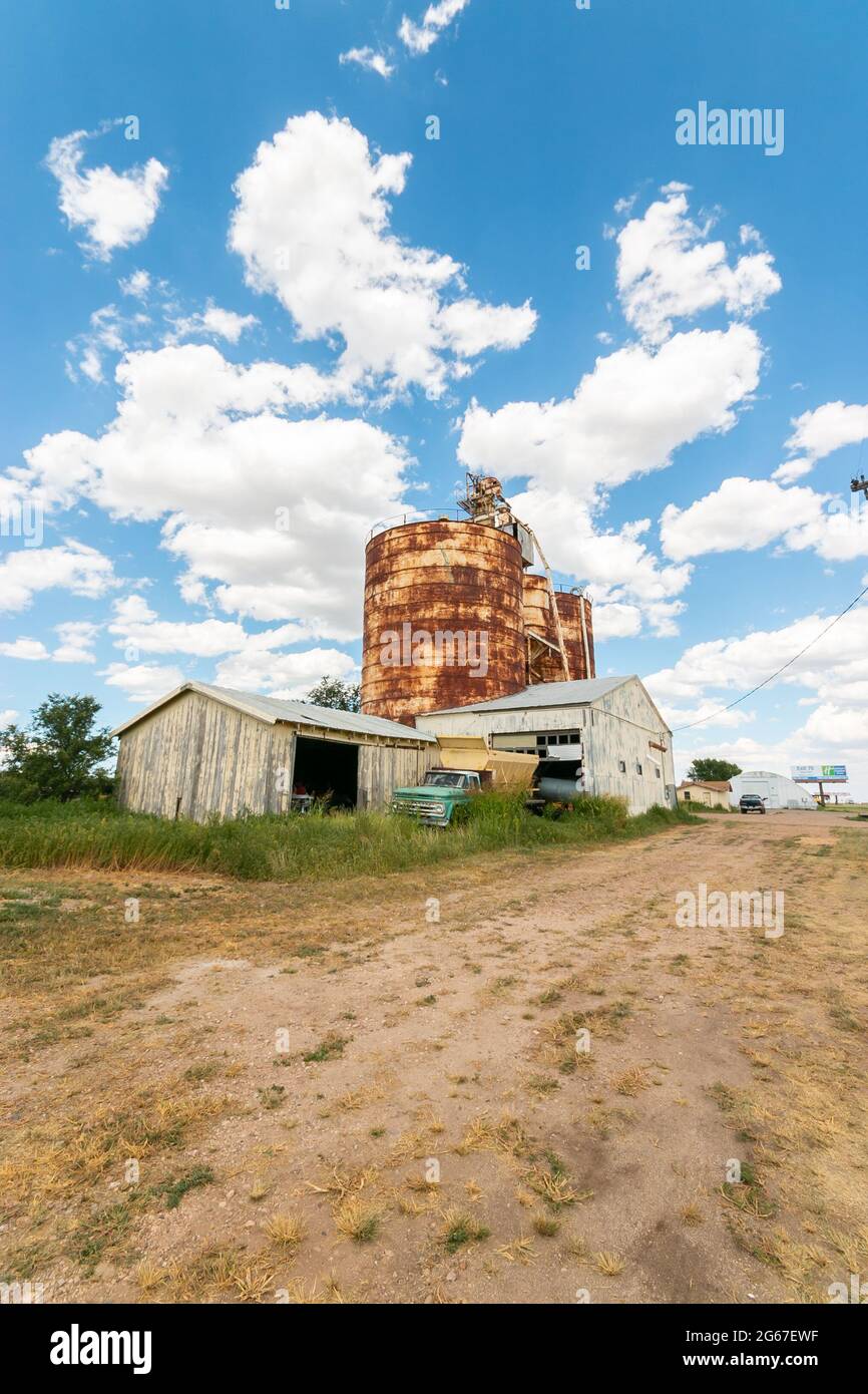 Lagertanks Kornsilos und Vintage-Farm-Pickup auf der Route 66 Texas Stockfoto