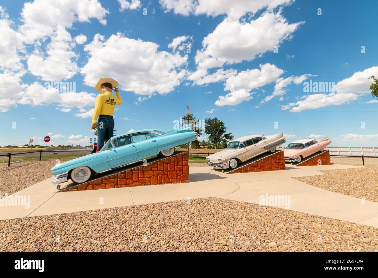 2. Zusatzartikel Cowboy und 50er Jahre Autos auf dem Display Route 66 Texas  Stockfotografie - Alamy