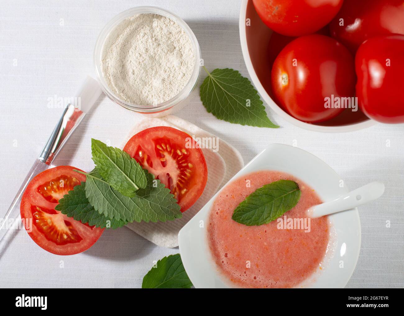 Tomaten für die Hautpflege. Inhaltsstoffe der Gesichtsmaske: Tomaten,  weißer Ton, Minzblätter. Bio hausgemachte Kosmetik. Natürliche DIY  Beauty-Produkt Stockfotografie - Alamy