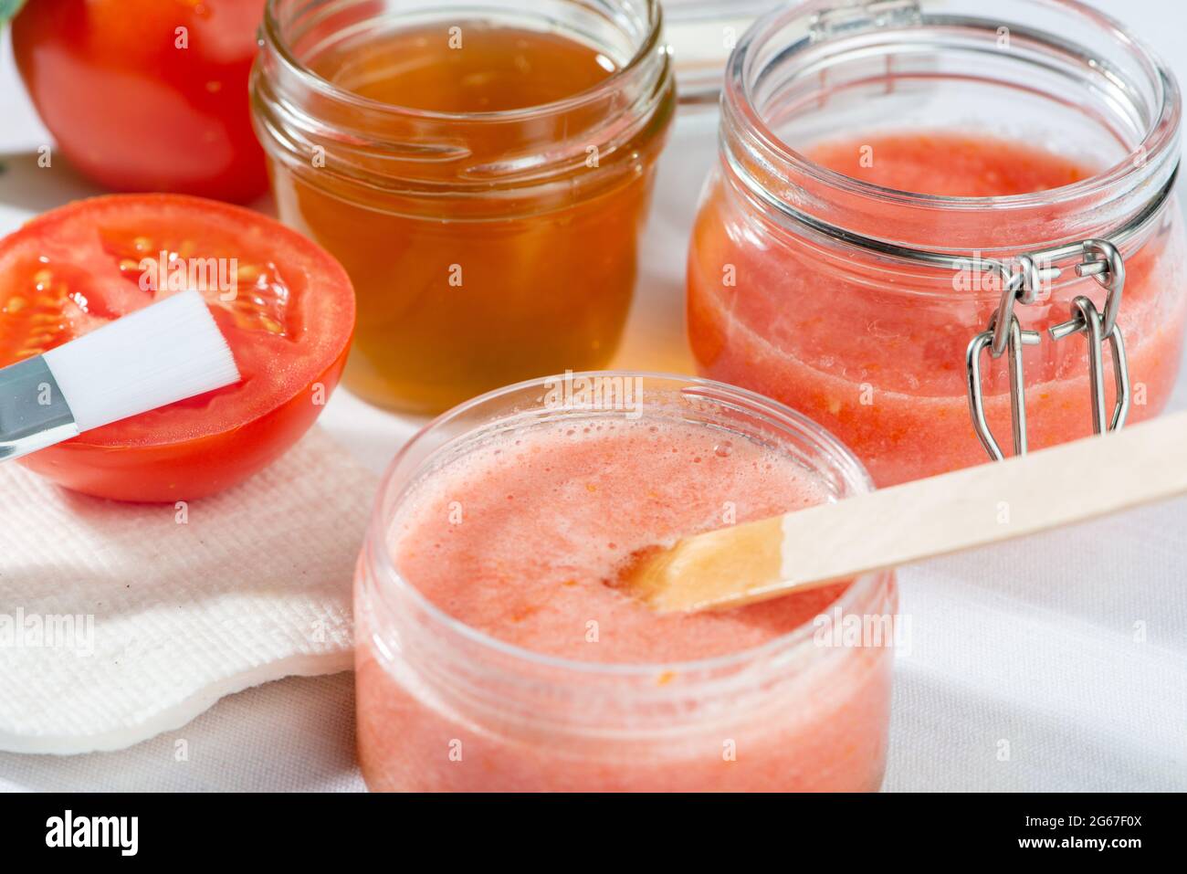 Tomaten Zellstoff und Honig für Gesichtsmaske. Bio hausgemachte Kosmetik. Natürliches DIY Hautpflegeprodukt. Stockfoto