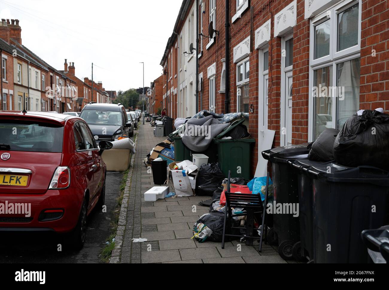 Loughborough, Leicestershire, Großbritannien. Juli 2021. Nach dem Ende der academi wurde Müll von Studenten auf den Straßen zurückgelassen, die ihre Häuser räumten Stockfoto