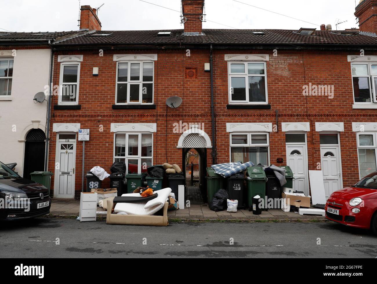 Loughborough, Leicestershire, Großbritannien. Juli 2021. Nach dem Ende der academi wurde Müll von Studenten auf den Straßen zurückgelassen, die ihre Häuser räumten Stockfoto
