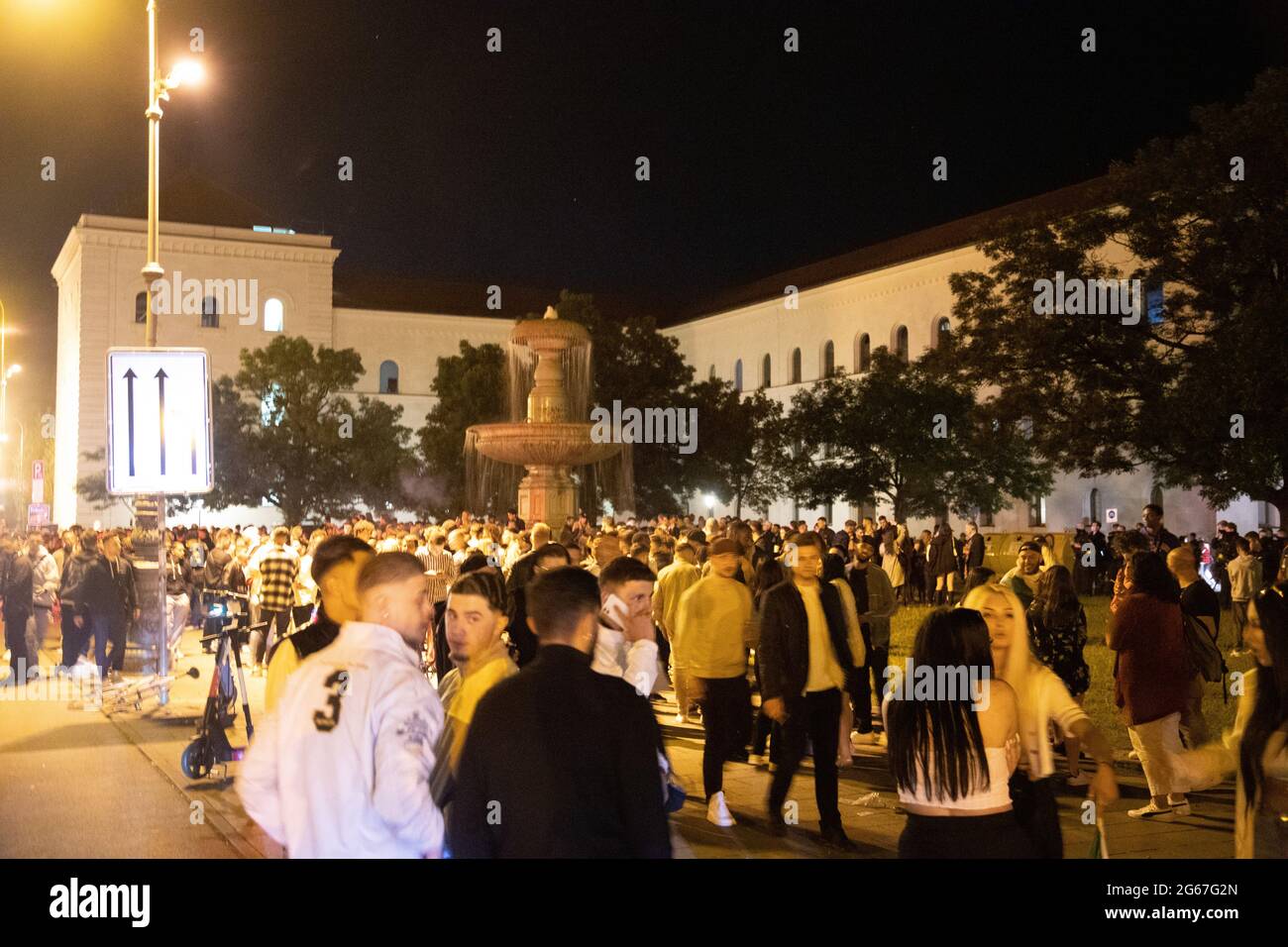 Nach Italien ins Halbfinale der Euro 2020 eingezogen ist, feierten viele italienische Fans und viele Jugendliche am 3. Juli 2021 in München am Party Hotspot in der Ludwigstraße. Die Polizei war sehr stark präsent und beobachtete die Situation. * Nachdem Italien das Viertelfinale der Euro 2020 gegen Belgien gewonnen hatte, zelebrierten viele italienische Fans und Jugendliche am Party-Hotspot in der Ludwigstraße in München. (Foto: Alexander Pohl/Sipa USA) Quelle: SIPA USA/Alamy Live News Stockfoto