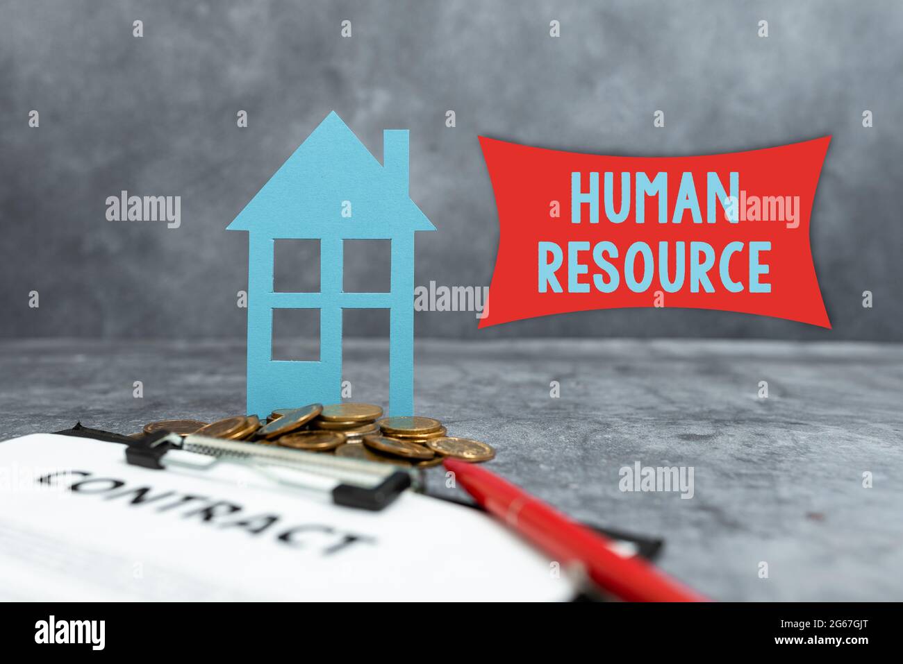 Schild mit der Anzeige Human Resource. Konzept, das eine kritische