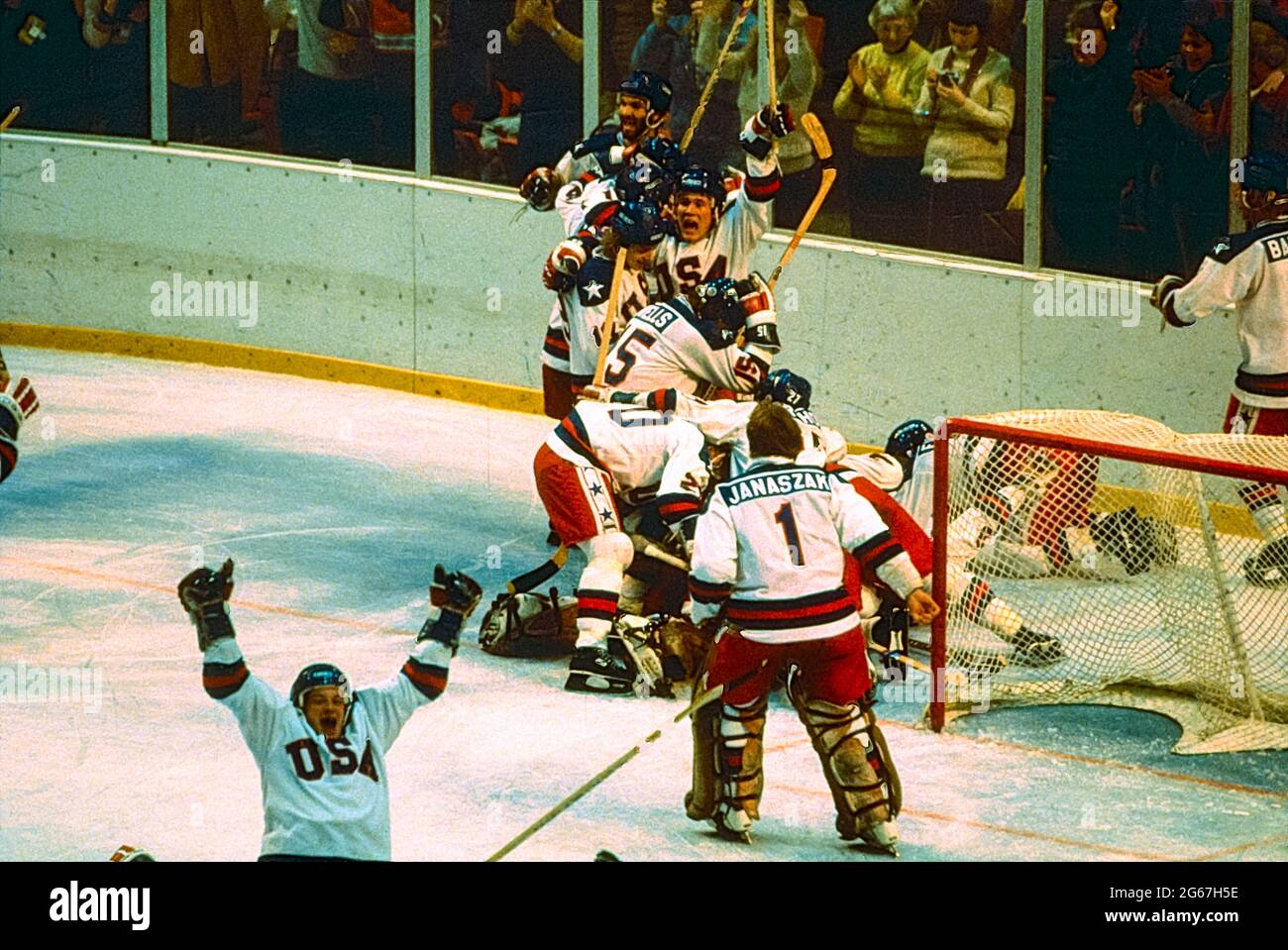 Das Team USA feiert seinen Sieg über die UdSSR im Halbfinale der Herren im Eishockey bei den Olympischen Winterspielen 1980. Stockfoto