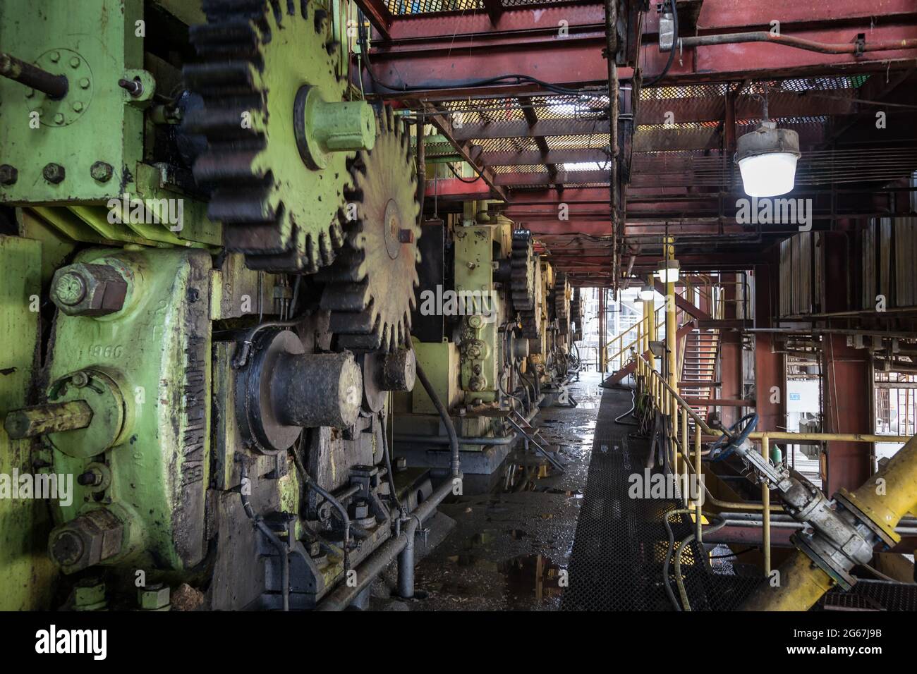 Innenansicht einer Zuckerraffinerie mit Industriemaschinen Stockfoto