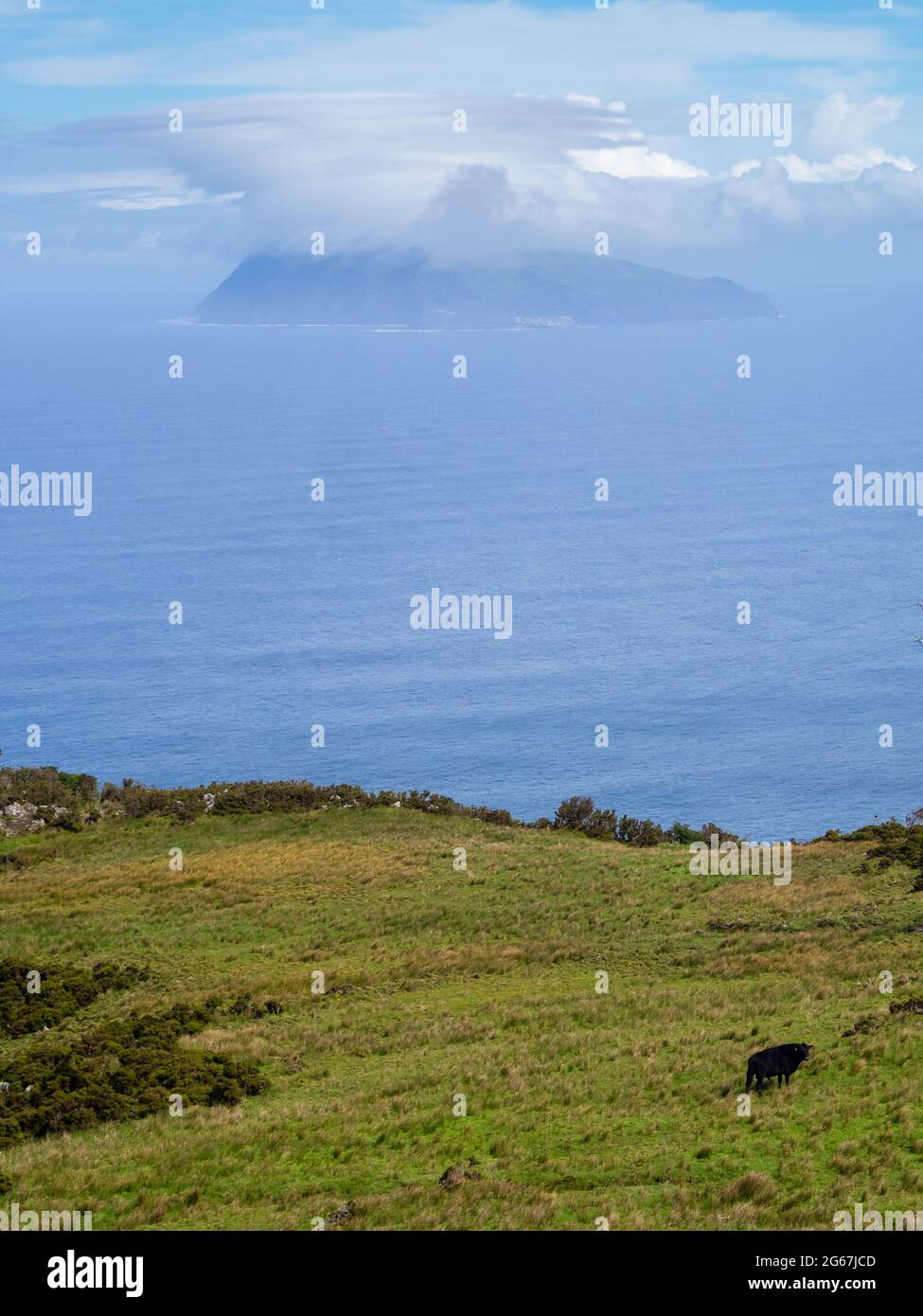 Corvo Island von Flores Island aus gesehen Stockfoto