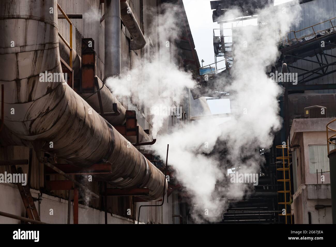 Außenansicht einer Zuckerraffinerie mit entweichenden Dämpfen Stockfoto