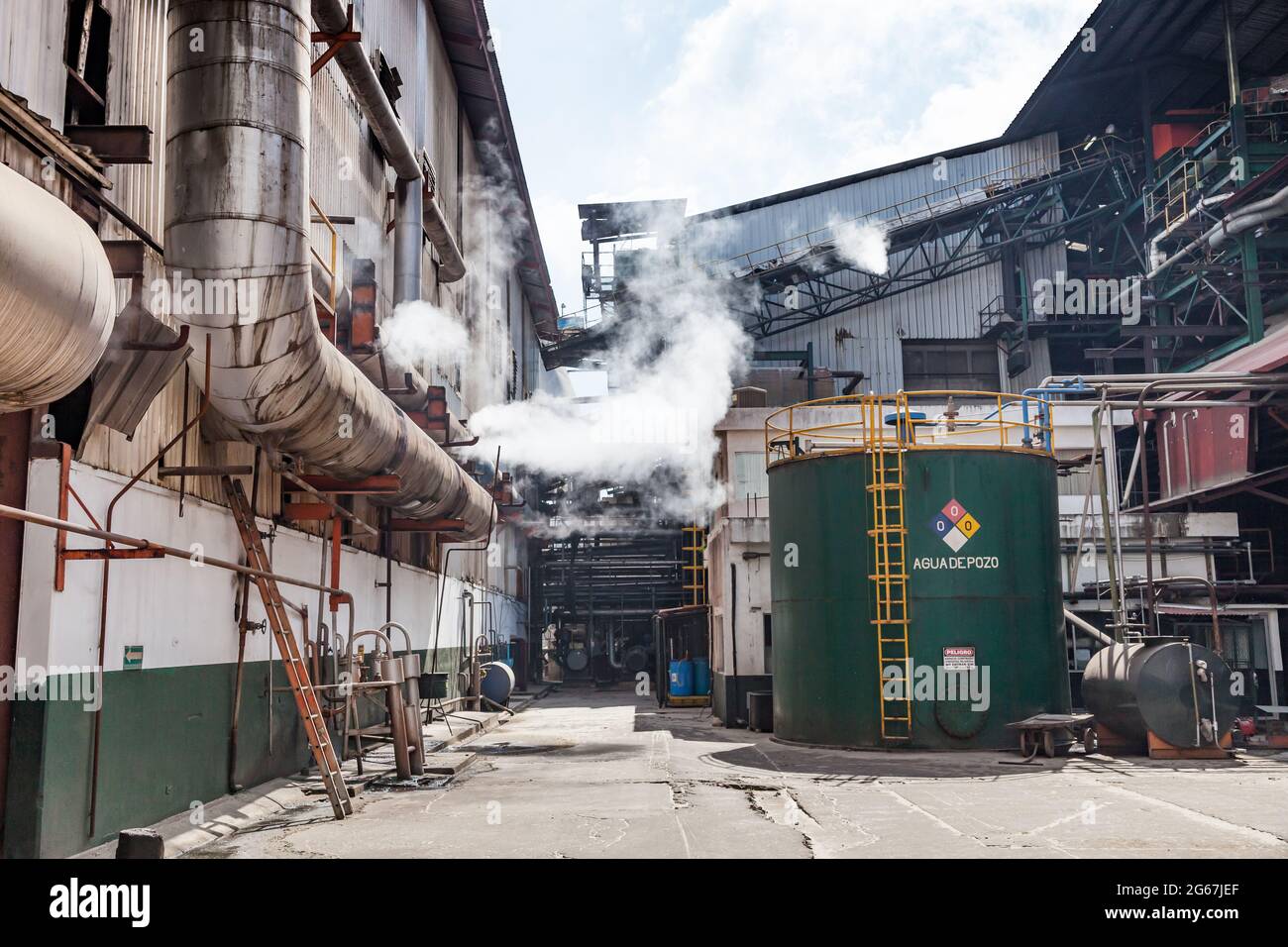 Außenansicht einer Zuckerraffinerie mit entweichenden Dämpfen Stockfoto