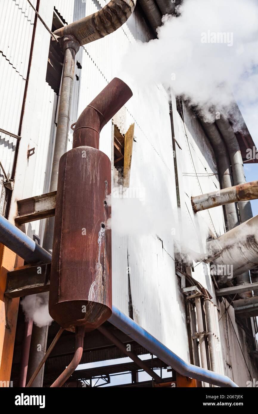 Außenansicht einer Zuckerraffinerie mit entweichenden Dämpfen Stockfoto