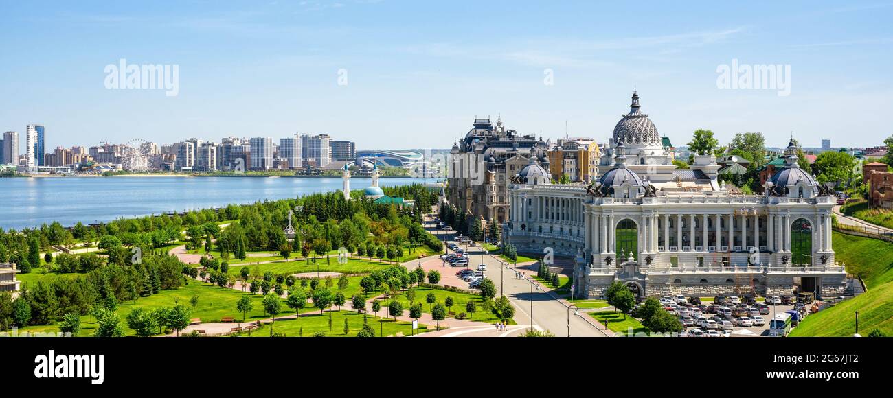 Panorama von Kasan im Sommer, Tatarstan, Russland. Blick auf den schönen grünen Park und Bauernpalast (Ministerium für Umwelt und Landwirtschaft) in Kazan Cit Stockfoto