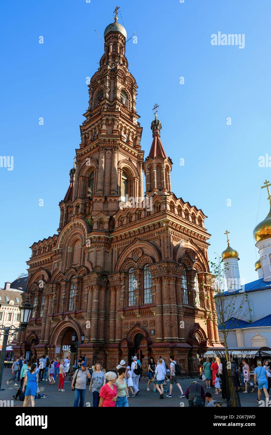 Kasan, Russland – 19. Juni 2021: Glockenturm der Epiphaniekathedrale in Kasan, Tatarstan, Russland. Dieser hohe Glockenturm ist die Touristenattraktion von Kazan. Ansicht von Stockfoto