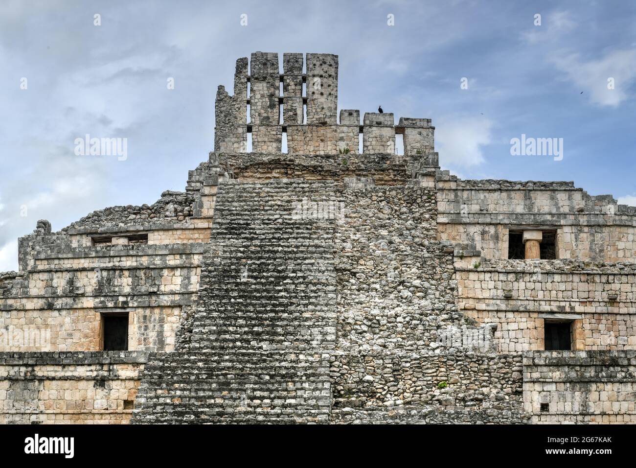 Edzna ist eine archäologische Stätte der Maya im Norden des mexikanischen Bundesstaates Campeche. Gebäude mit fünf Etagen. Stockfoto