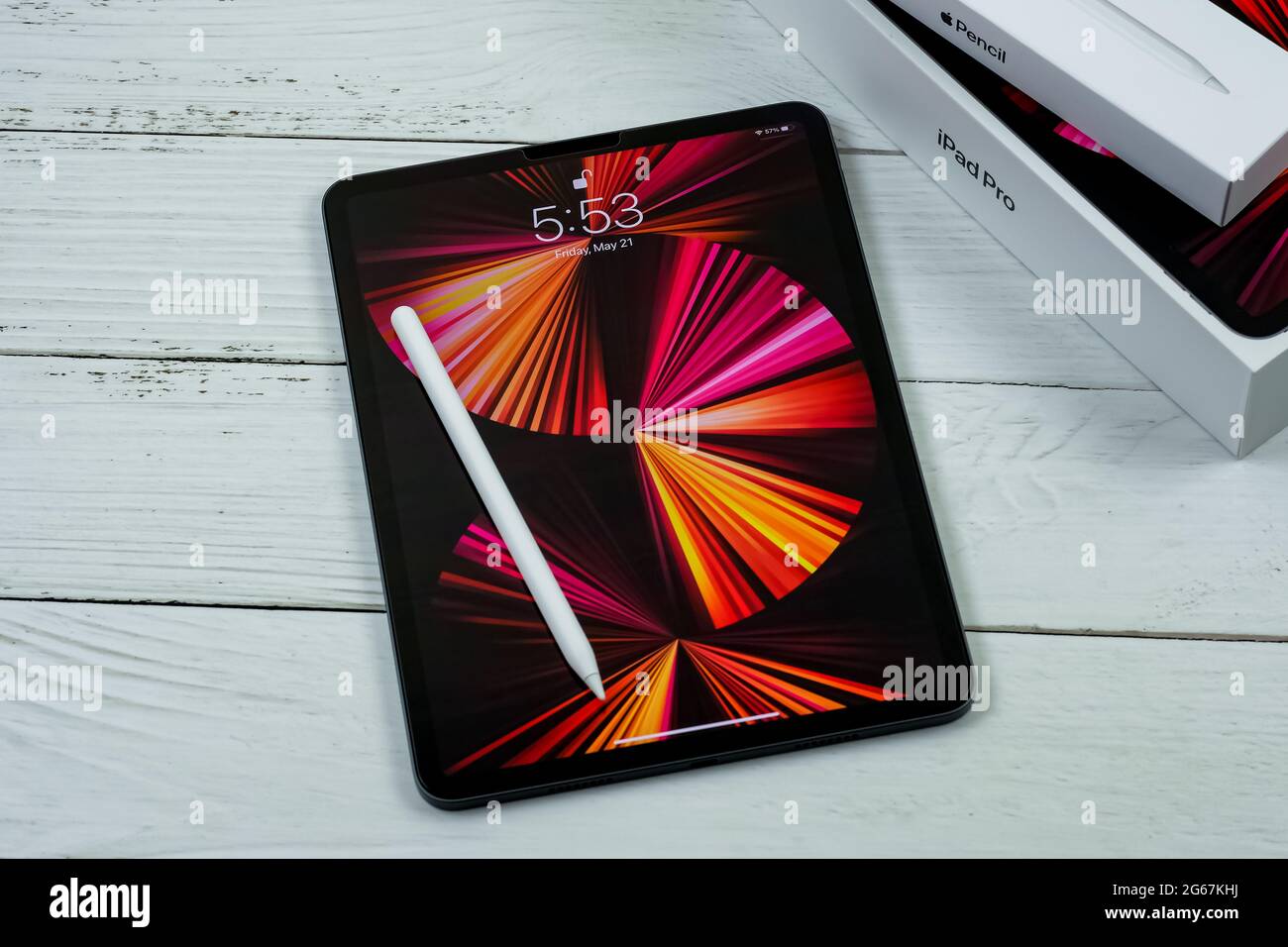 IPad Pro 11-Zoll 2021 Modell mit Apple M1 Chip auf einem Schreibtisch mit Magic Tastatur und Apple Bleistift. Stockfoto