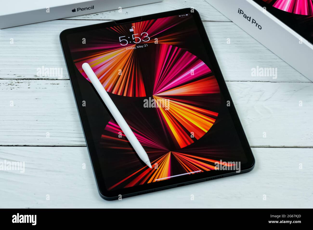 IPad Pro 11-Zoll 2021 Modell mit Apple M1 Chip auf einem Schreibtisch mit Magic Tastatur und Apple Bleistift. Stockfoto