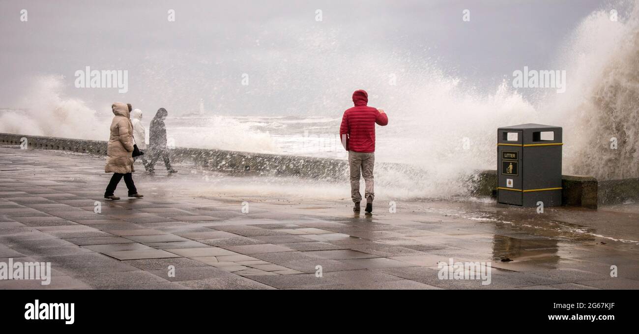 Wildes Wetter an der Küste von Whitley Bay Stockfoto