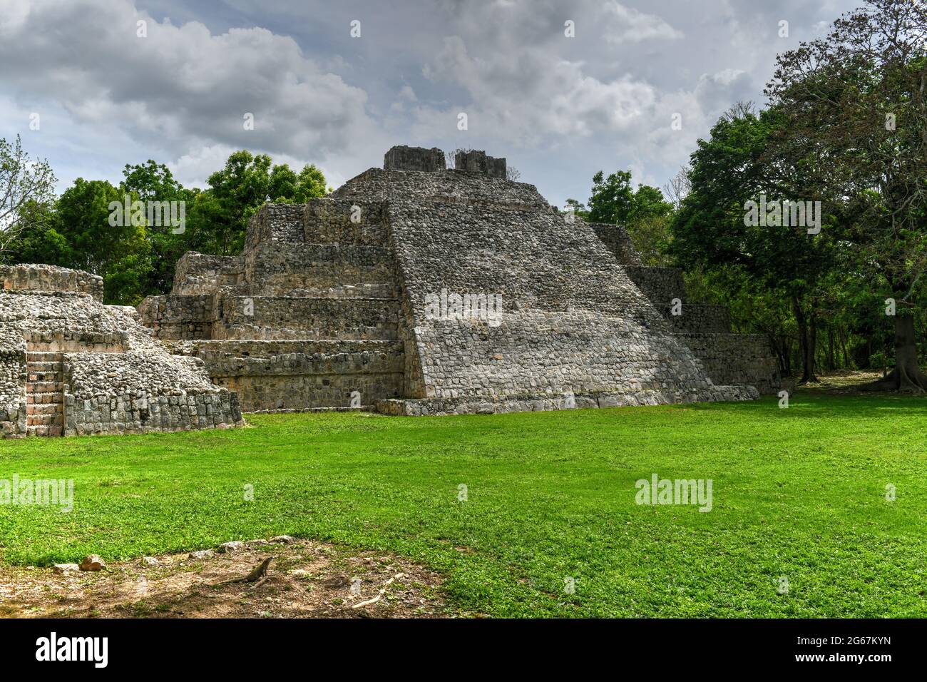 Edzna ist eine archäologische Stätte der Maya im Norden des mexikanischen Bundesstaates Campeche. Tempel des Südens. Stockfoto