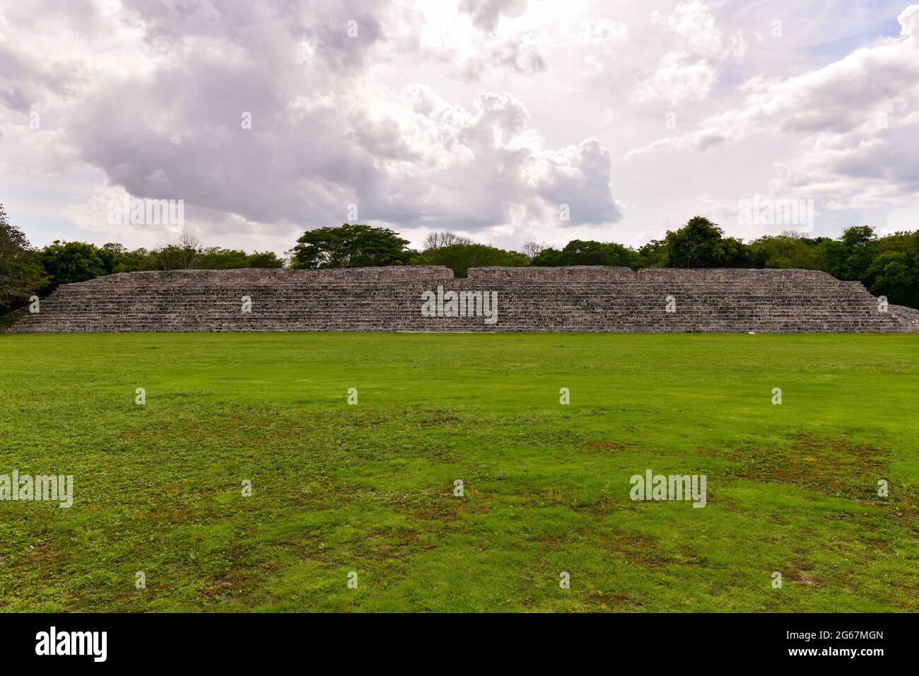 Edzna ist eine archäologische Stätte der Maya im Norden des mexikanischen Bundesstaates Campeche. Großes Haus (Casa grande). Stockfoto