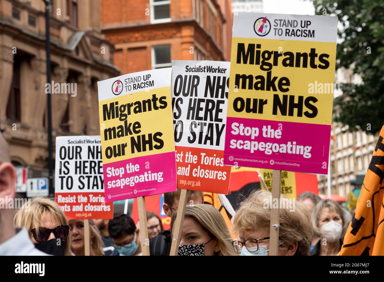 Demonstranten hielten Plakate mit den Aufsagen "Migranten machen unseren NHS" und "Unser NHS ist hier zu bleiben" während des marsches.während der Pandemie erlebte der NHS Unterbesetzung. Mitarbeiter im Gesundheitswesen arbeiten seit langem und sind in Bezug auf die Versorgung großer Mengen von COVID 19 Fällen unter Stress. Organisiert von Unite the Union, fand eine demonstration statt, die die von der Regierung Boris Johnson vorgeschlagene Gehaltserhöhung um 1 % und die Forderung nach einer Gehaltserhöhung um 15 % vom University College Hospital über den Trafalgar Square forderte und vor der Downing Street endete. (Foto von Belinda Jiao/SOPA Images/Sipa USA) Stockfoto