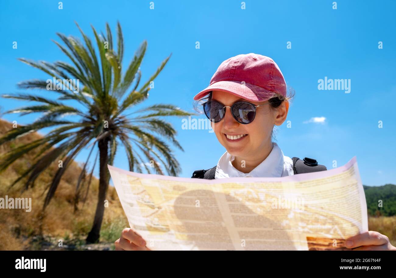 Tourist mit einer Karte auf einer Tour des Megiddo in Israel. Sonniger Tag und gute Laune auf Ausflügen Stockfoto