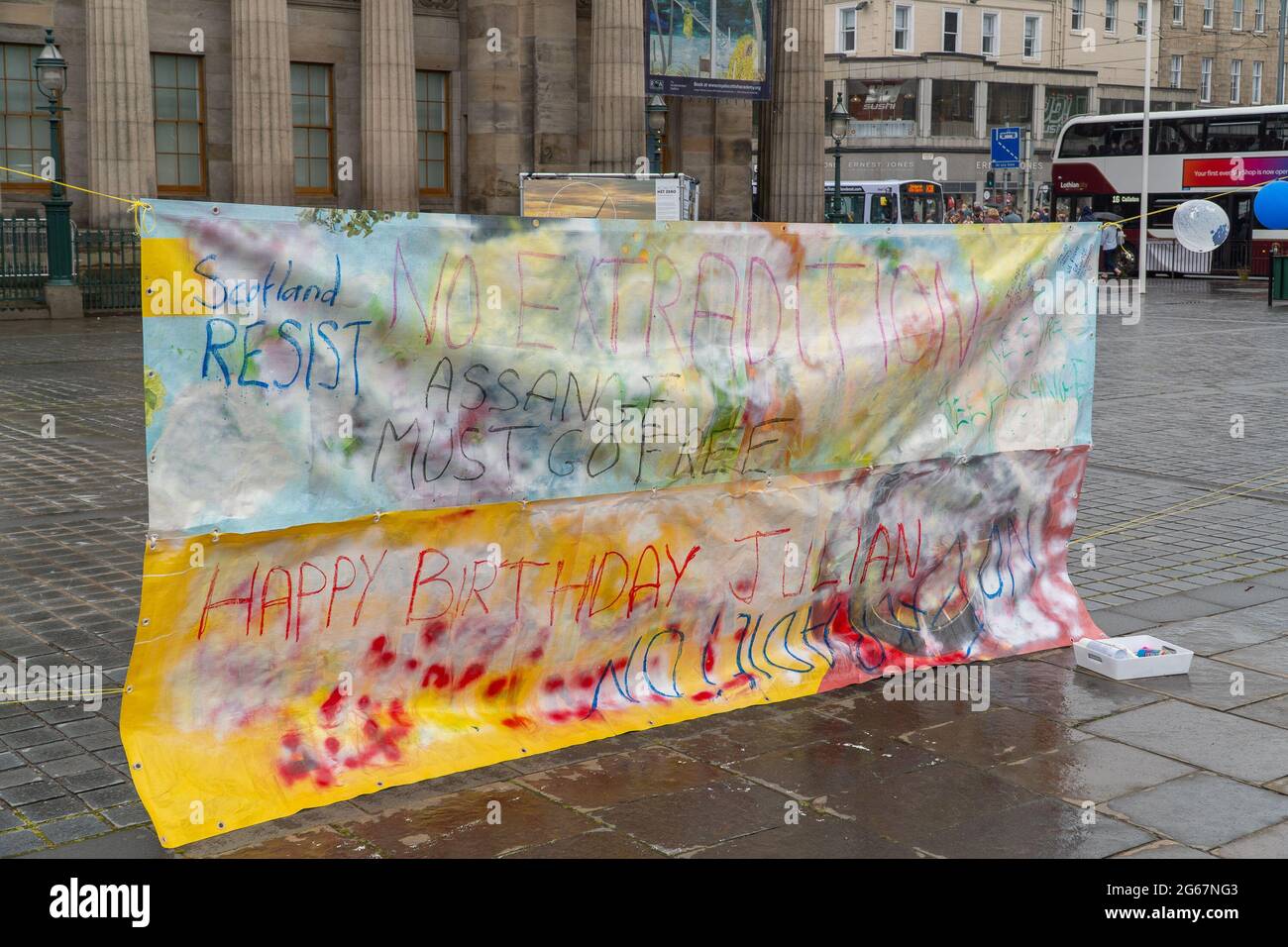 The Mound, Edinburgh, Schottland, Großbritannien, 3. Juli 2021: Persönliche Botschaften auf einem großen Banner zur Unterstützung von Julian Assange. Die Anhänger von Julian Assange gingen anlässlich Julians 50. Geburtstag auf die Straßen von Edinburgh. Dies ist eine von vielen Feierlichkeiten, die heute weltweit stattfinden. Julian Assange wird immer noch im Gefängnis von Belmarsh festgehalten, da die US-Regierung versucht, ihn nach Amerika auszuliefern, weil er auf seiner wikileaks-Website durchgesickerte Informationen veröffentlicht hat. Am 4. Januar 2021 blockierten britische Gerichte die Auslieferung. (Kredit: Barry Nixon/Alamy Live News) Stockfoto